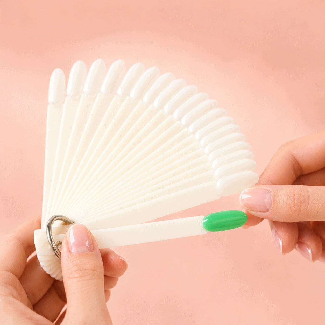 MLECZNY WZORNIK WACHLARZ DO MANICURE HYBRYD PRÓBNIK NA KÓŁKU 50 SZT MIGDAŁ